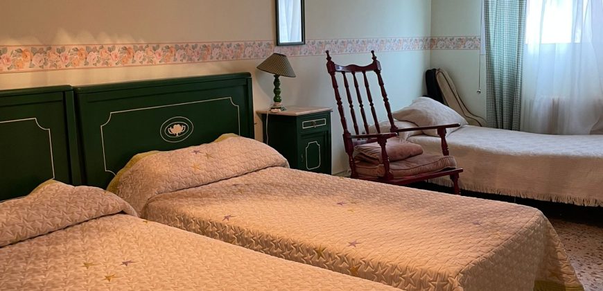 MAGNÍFICA CASA EN CENTRO PUEBLO CON PISCINA