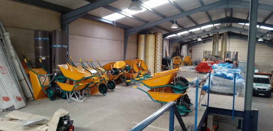 Amplia Nave Industrial en Polígono La Nava