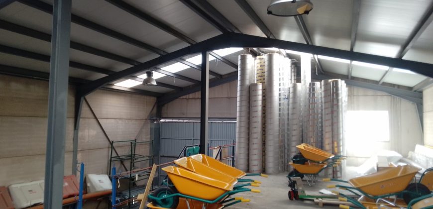 Amplia Nave Industrial en Polígono La Nava