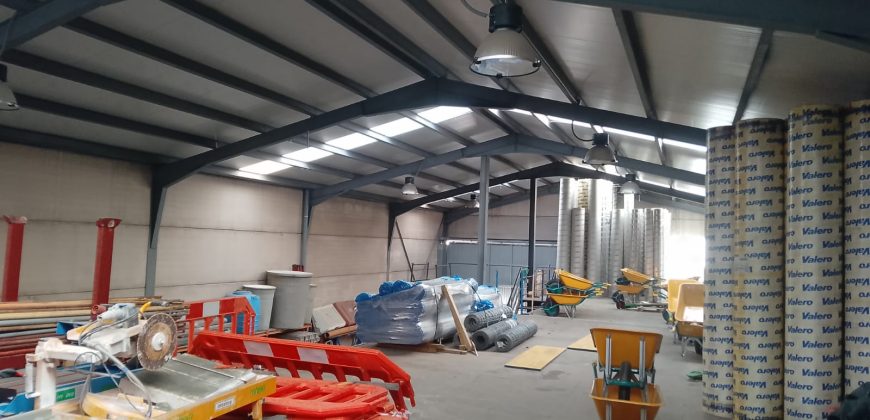 Amplia Nave Industrial en Polígono La Nava