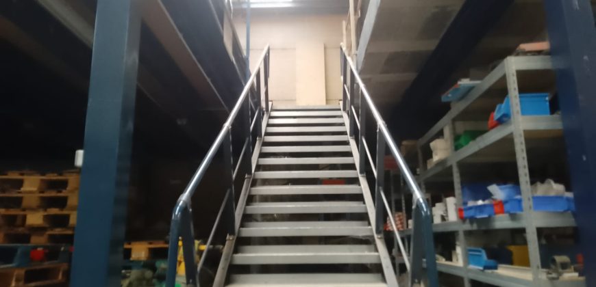 Amplia Nave Industrial en Polígono La Nava