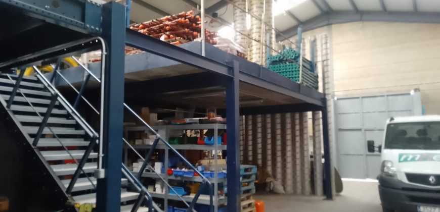 Amplia Nave Industrial en Polígono La Nava