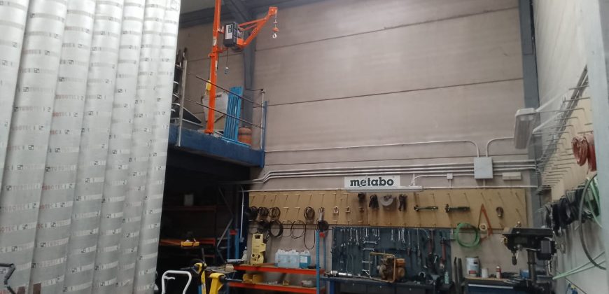 Amplia Nave Industrial en Polígono La Nava