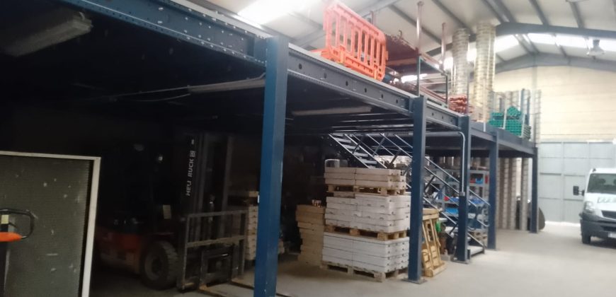 Amplia Nave Industrial en Polígono La Nava