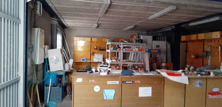 Amplia Nave Industrial en Polígono La Nava