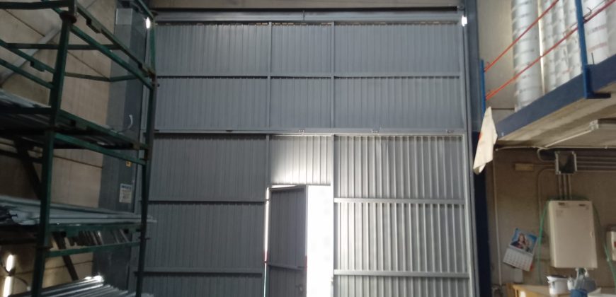 Amplia Nave Industrial en Polígono La Nava